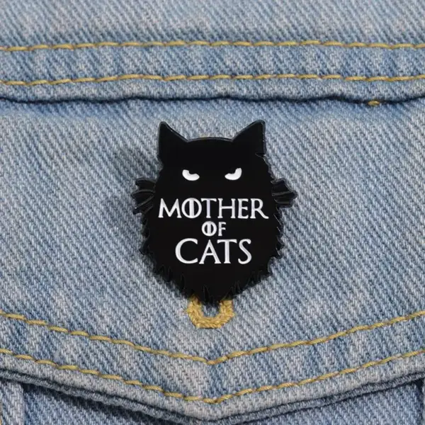 Geschenk für Katzenliebhaber: Pin „Mother of Cats“, Schwarz – Bild 4