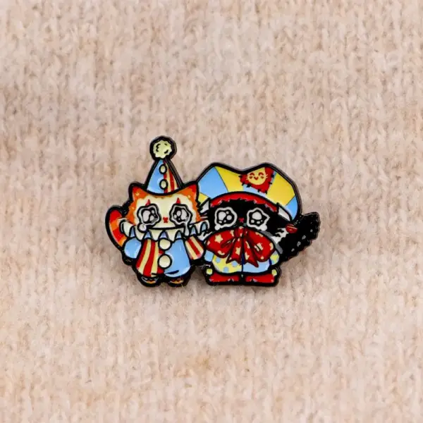 Geschenk für Katzenliebhaber: Emaille-Pin Katzen im Clownkostüm – Bild 5