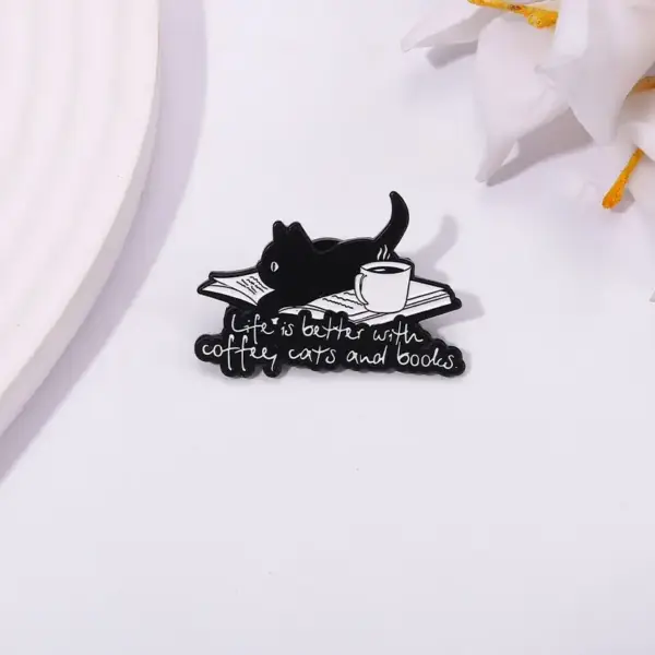 Geschenke für Katzenliebhaber: Pin mit Katze, Buch und Kaffee – Bild 4