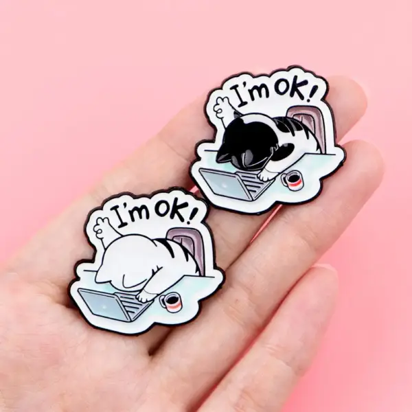 Geschenke für Katzenliebhaber: Emaille-Pin Katze am Laptop – Bild 5