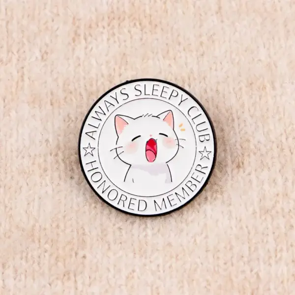Geschenke für Katzenliebhaber: Runder Emaille-Pin mit Katze – Bild 5