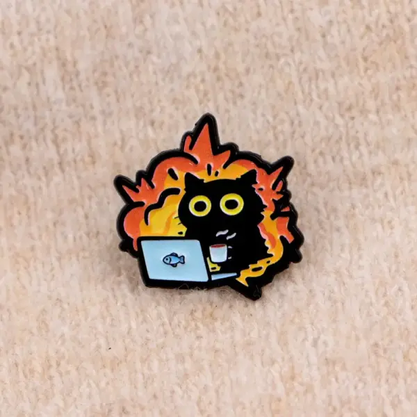 Geschenke für Katzenliebhaber: Emaille-Pin Katze vor Flammen – Bild 5