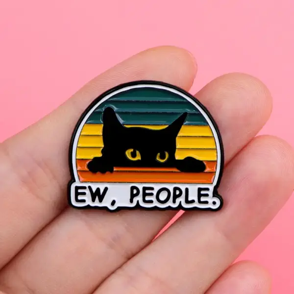Geschenk für Katzenliebhaber: Emaille-Pin grimmige Katze, Grau – Bild 6
