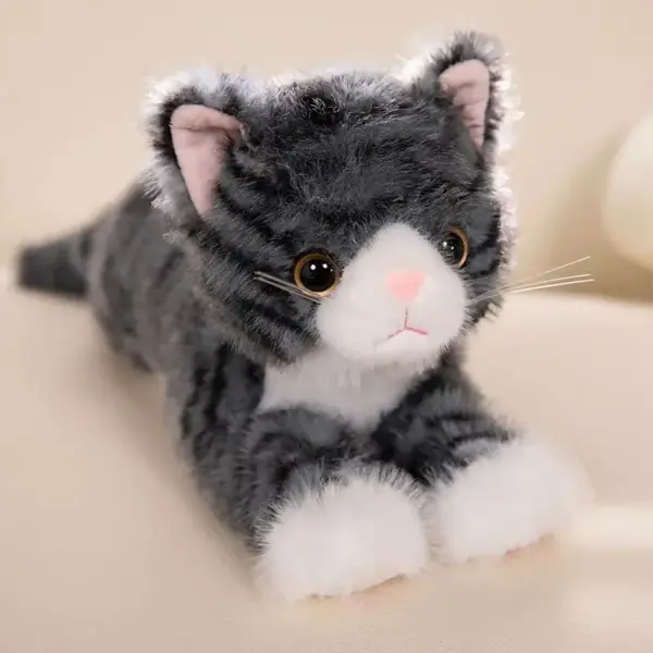 Geschenke für Katzenliebhaber: Plüschkatzen liegend, naturnah – Bild 7