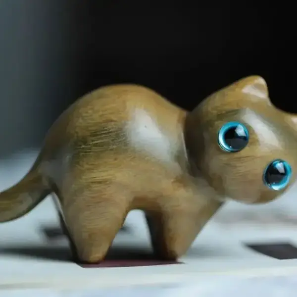 Geschenke für Katzenliebhaber: Holzkatze mit großen Augen – Bild 13