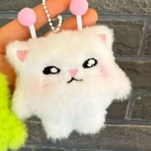 Geschenke für Katzenliebhaber: Plüsch-Katzenanhänger mit Fühlern – Bild 8