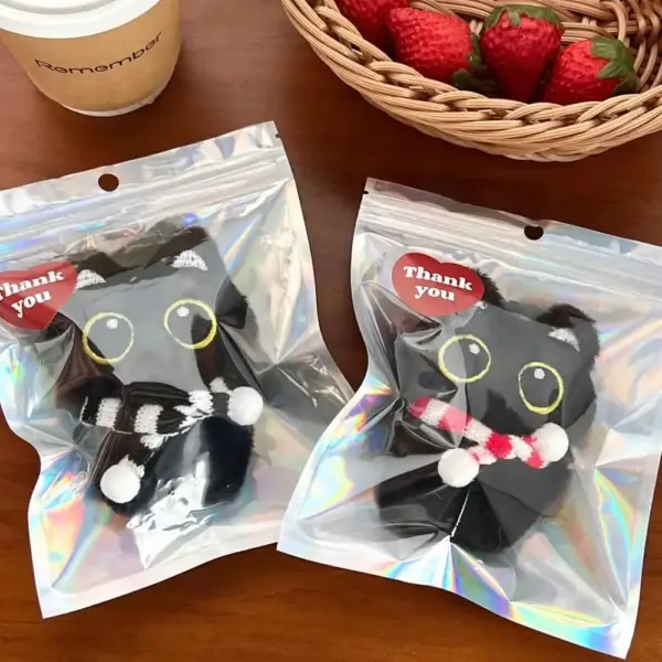 Katzen-Anhänger aus Plüsch mit Schal, große Augen, Kugelkette – Bild 3