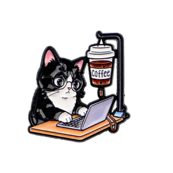 Geschenke für Katzenliebhaber: Pin mit Katze am Laptop – Bild 10